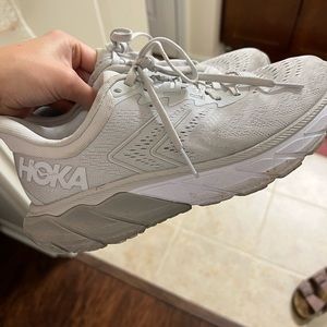 HOKA Arahi 5